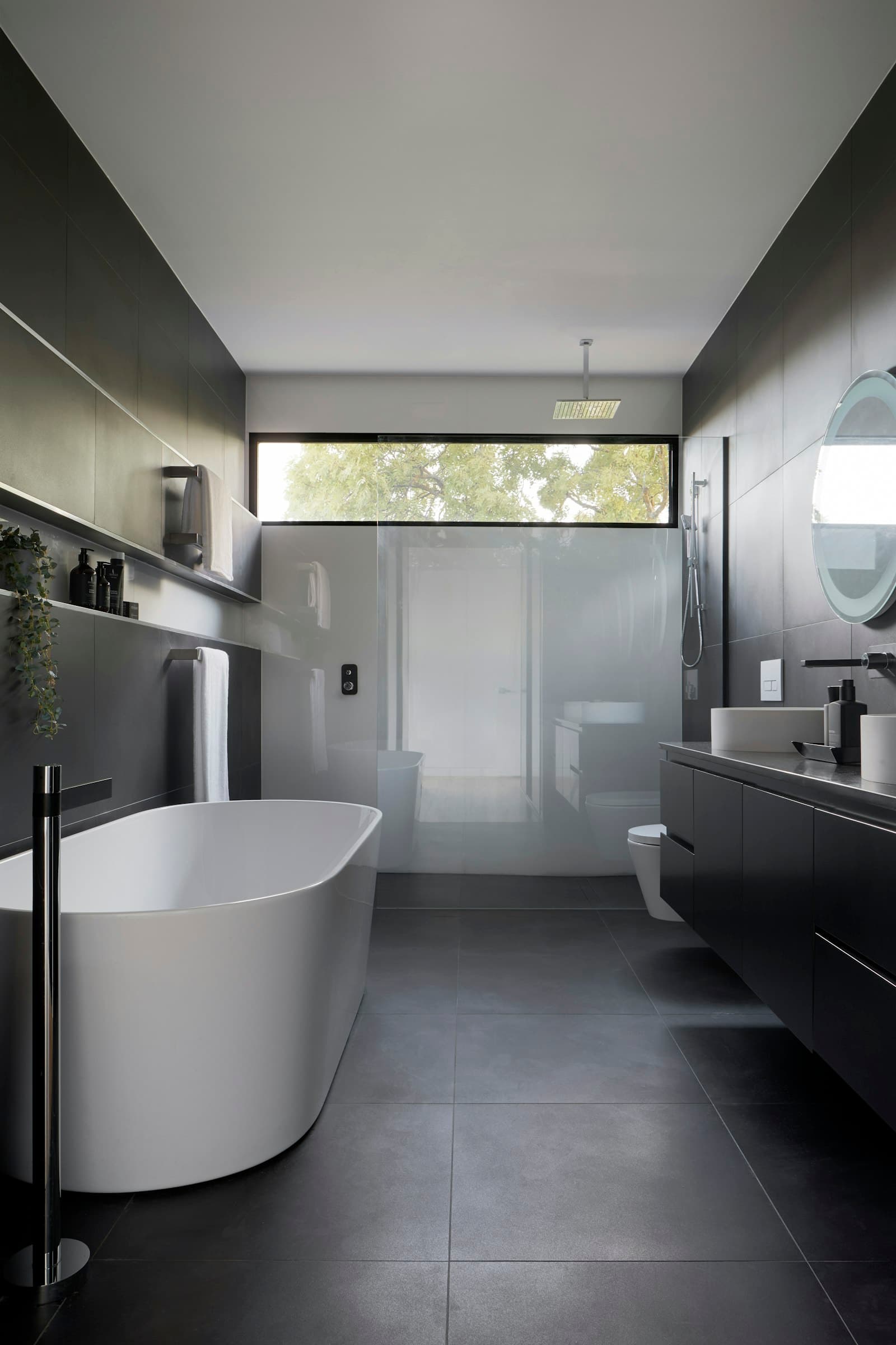 Modern banyo lavabosu ve batarya